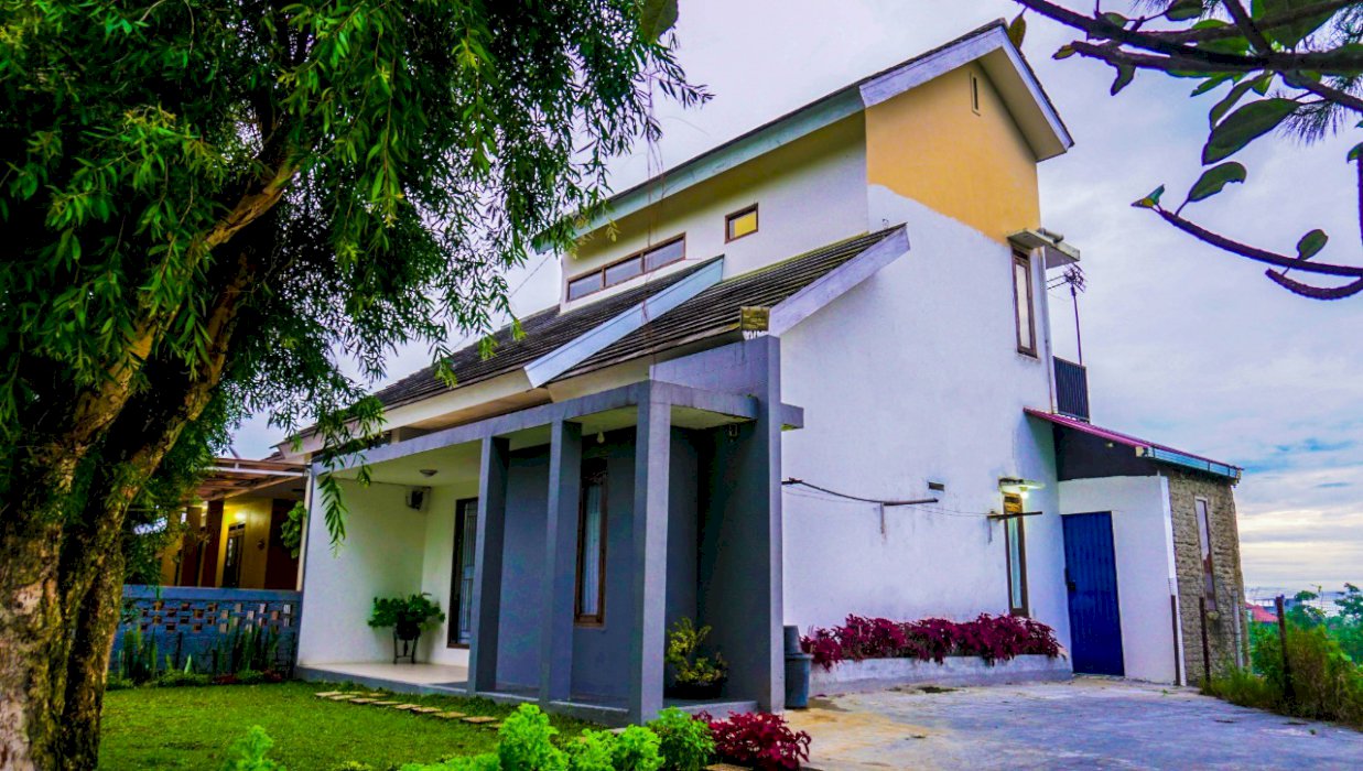 Dijual Rumah RUMAH KONSEP VILLA di Komp Kayu Manis