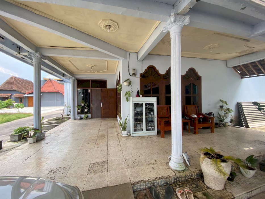 Dijual rumah beserta tempat usaha ada 3 bangunan permanent