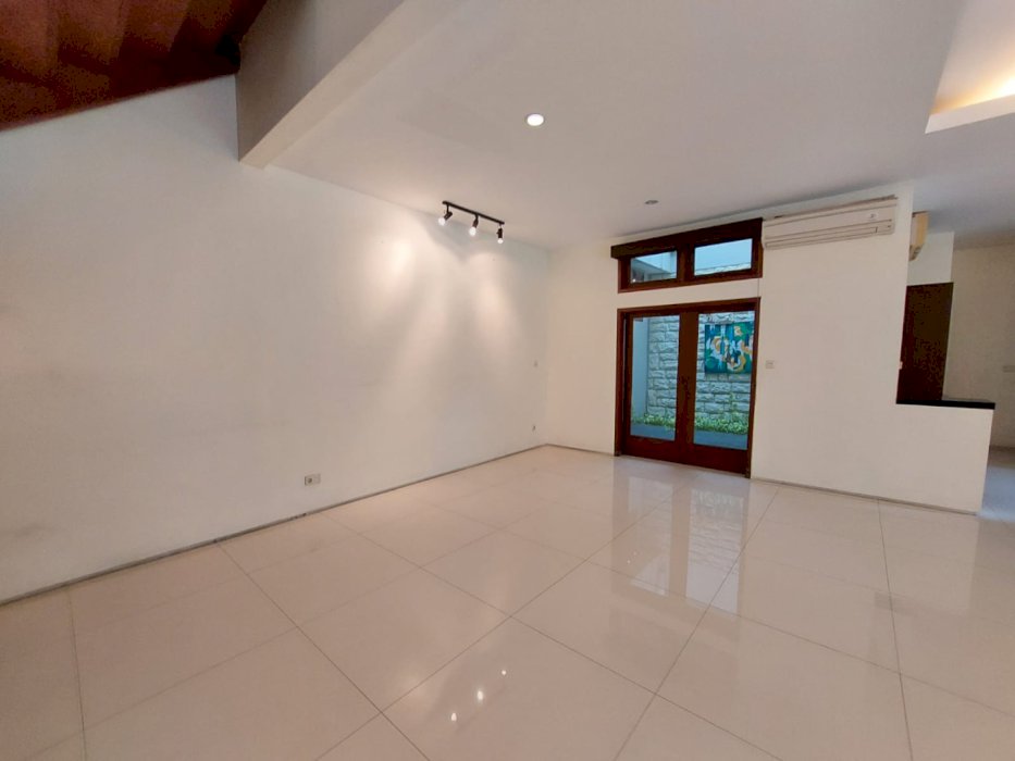 RUMAH KEMANG POSISI STRATEGIS HARGA MENARIK PRIVATEPOOL TANAH NGANTONG