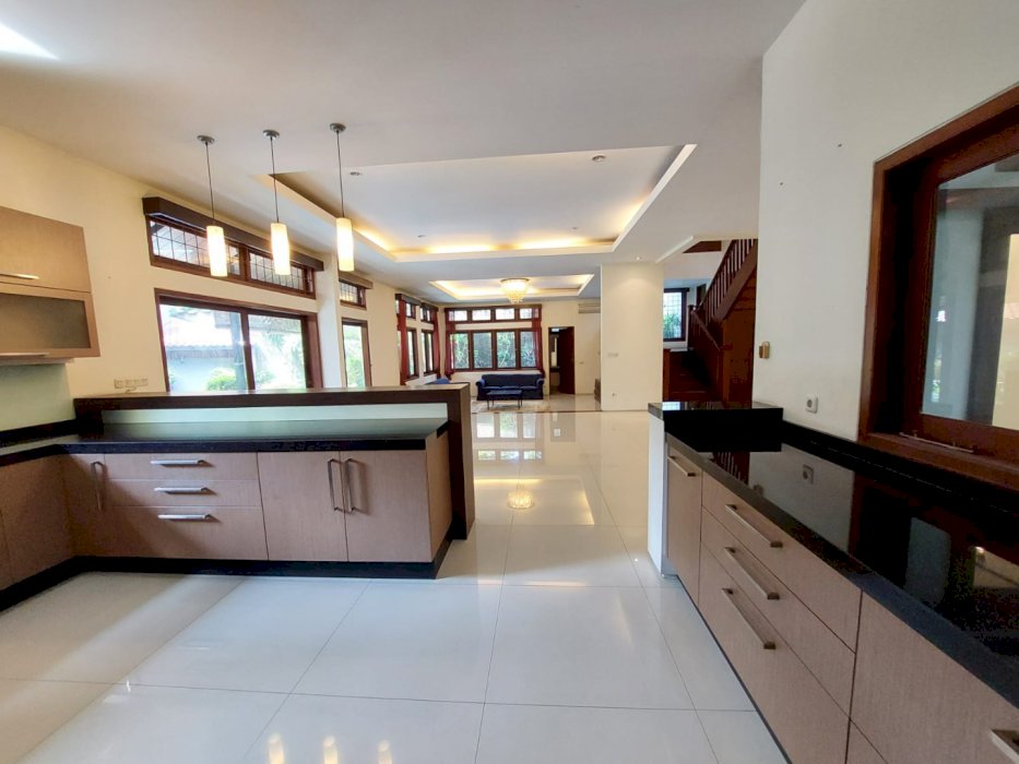 RUMAH KEMANG POSISI STRATEGIS HARGA MENARIK PRIVATEPOOL TANAH NGANTONG