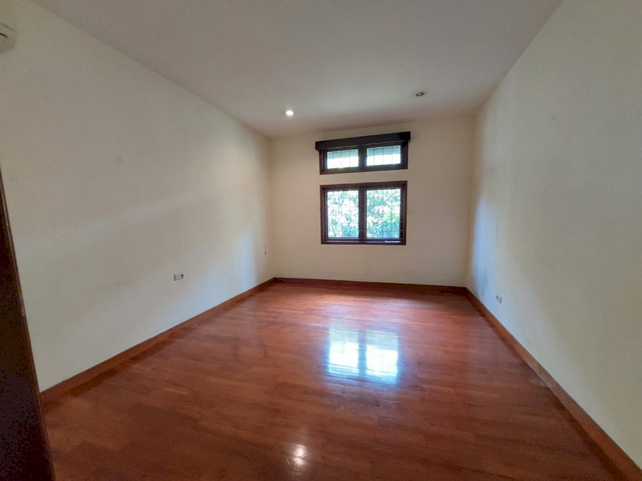 RUMAH KEMANG POSISI STRATEGIS HARGA MENARIK PRIVATEPOOL TANAH NGANTONG