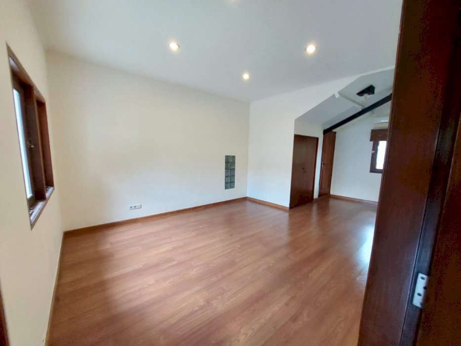 RUMAH KEMANG POSISI STRATEGIS HARGA MENARIK PRIVATEPOOL TANAH NGANTONG