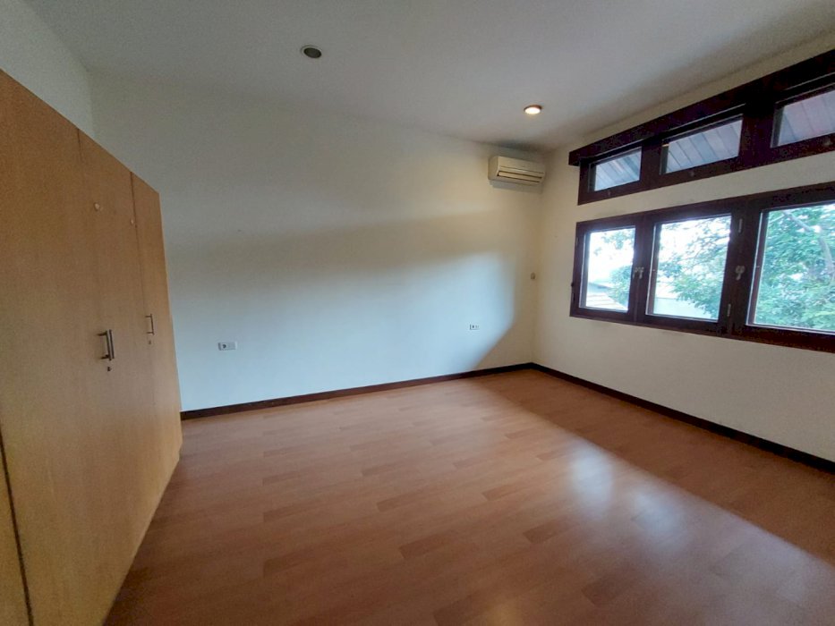 RUMAH KEMANG POSISI STRATEGIS HARGA MENARIK PRIVATEPOOL TANAH NGANTONG