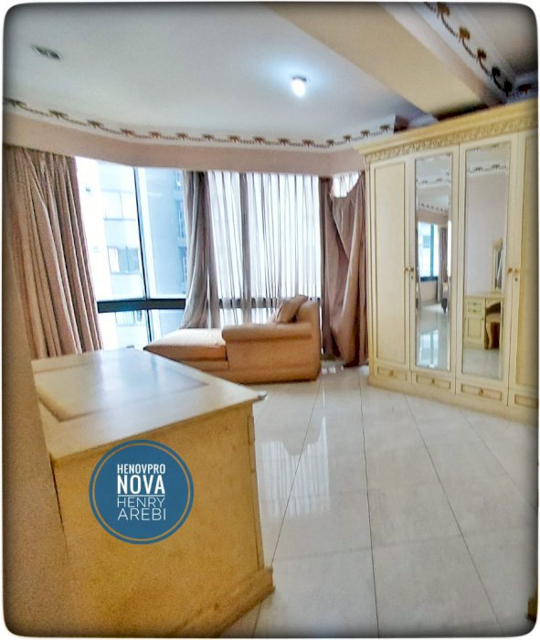 Taman Anggrek Condo 4+1 BR SPECIAL UNIT Sdh Renov Hadap Pool+City