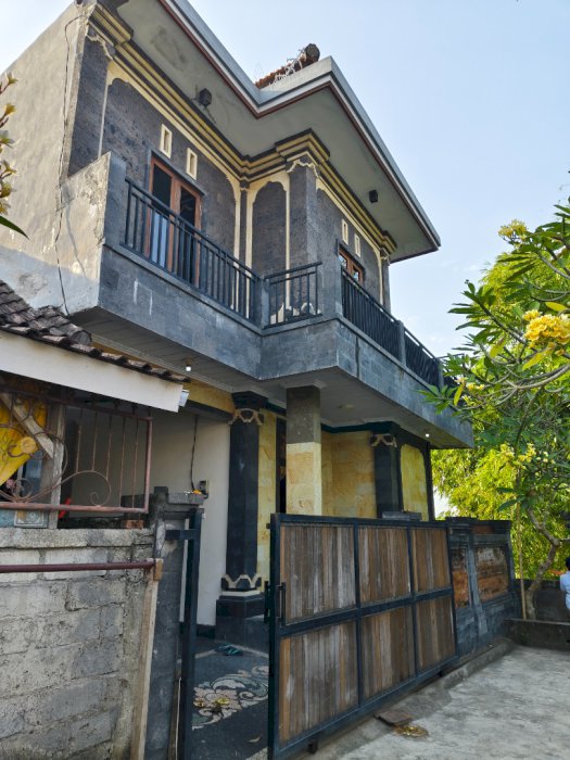 DIJUAL RUMAH BEKAS LANTAI 2 DI BATUBULAN GIANYAR BALI
