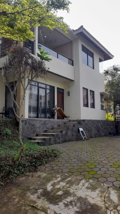 Dijual Rumah Villa dengan view lapangan Bola GBLA