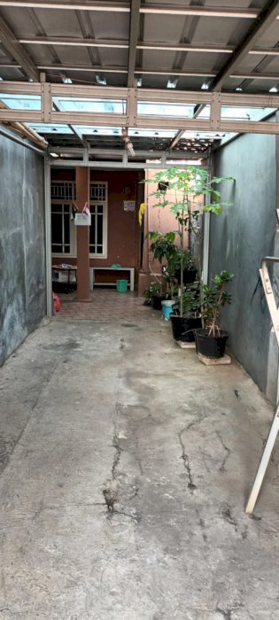 Dijual rumah dalam perkampungan padat
