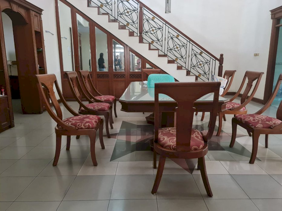Rumah pinggir Jalan utama Bisa utk klinik bersama Atau wisma