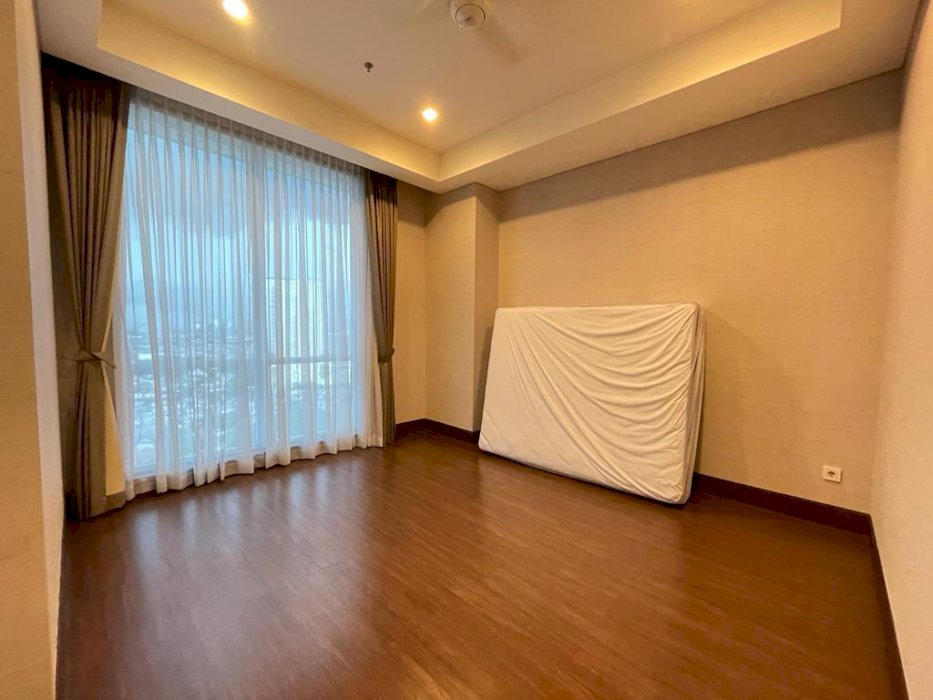 Pakubuwono Signature 4BR+1 Study Luxury Unit Mid Floor Best City View