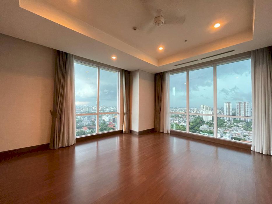 Pakubuwono Signature 4BR+1 Study Luxury Unit Mid Floor Best City View