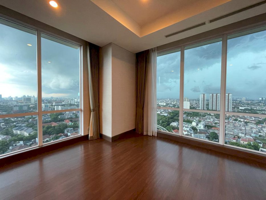 Pakubuwono Signature 4BR+1 Study Luxury Unit Mid Floor Best City View