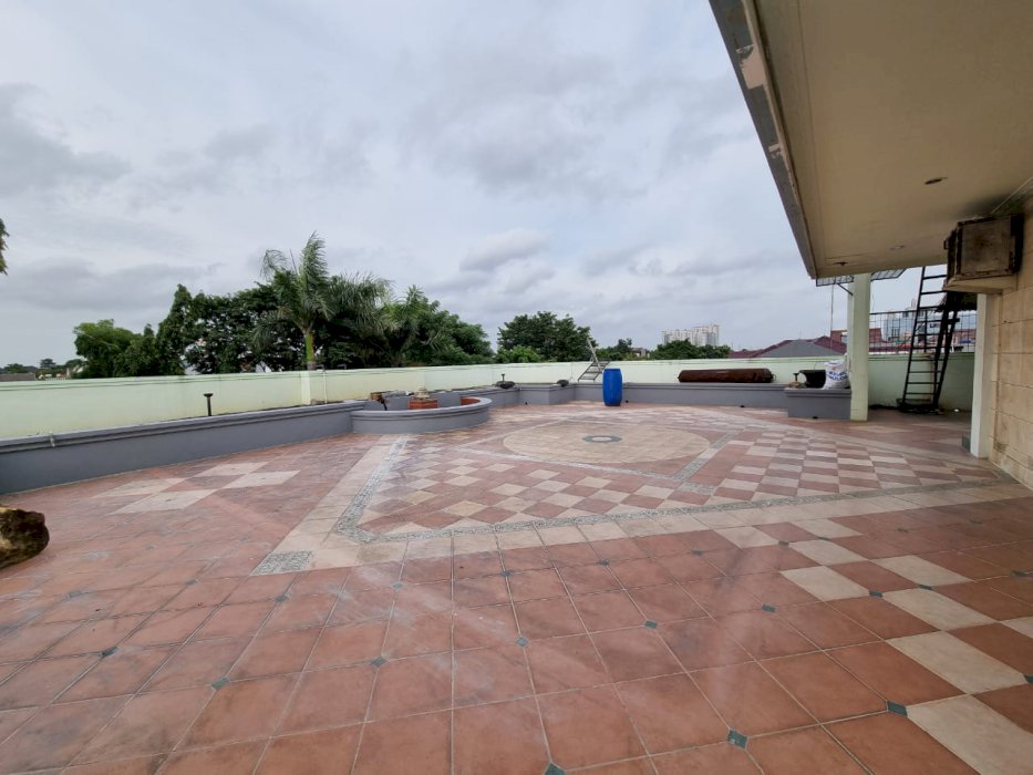 TURUN HARGA DIJUAL CEPAT rumah 3 Lantai Siap Huni di Kayu Putih