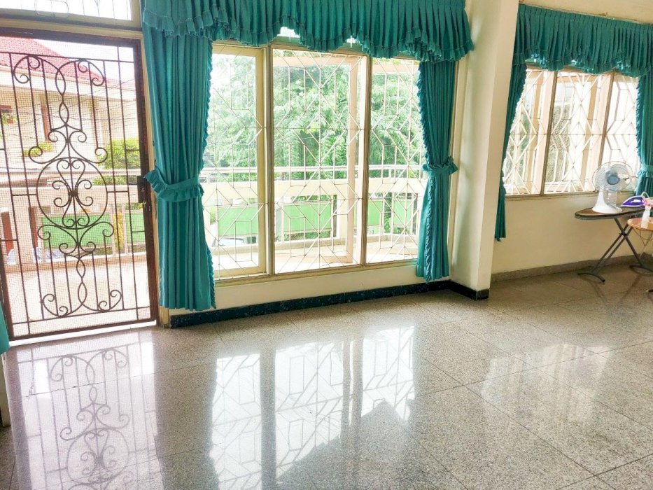 MENDEKATI NJOP Rumah besar dan Nyaman COCOK UNT USAHA KOS-KOS AN