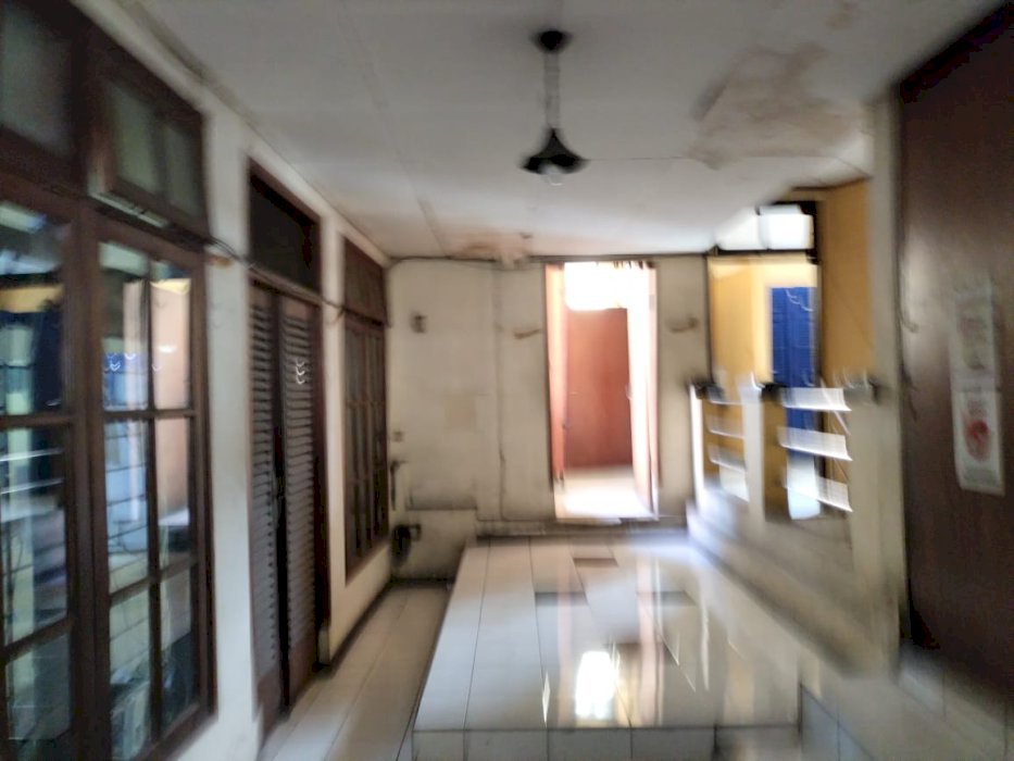 Di jual rumah cocok utk di jadikan usaha  jl.terusan jakarta antapani