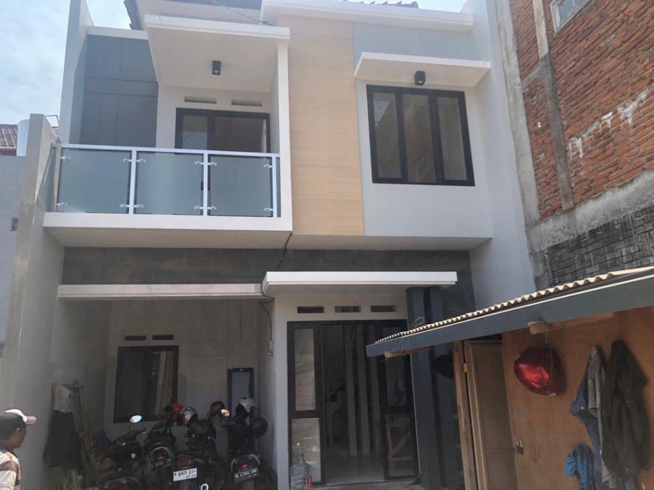 RUMAH 2 LANTAI SIAP HUNI STRATEGIS DI KARANGPLOSO, MALANG