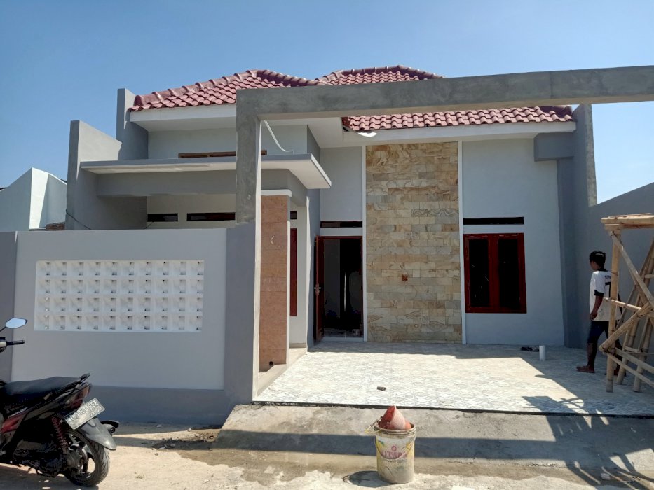 Dijual rumah baru di selatan Al Azhar solobaru