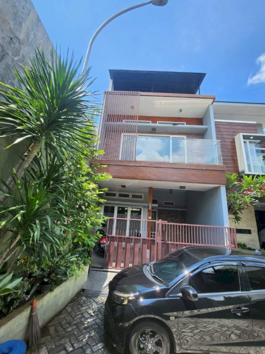 Rumah 3 lantai di rayyan regency surabaya barat