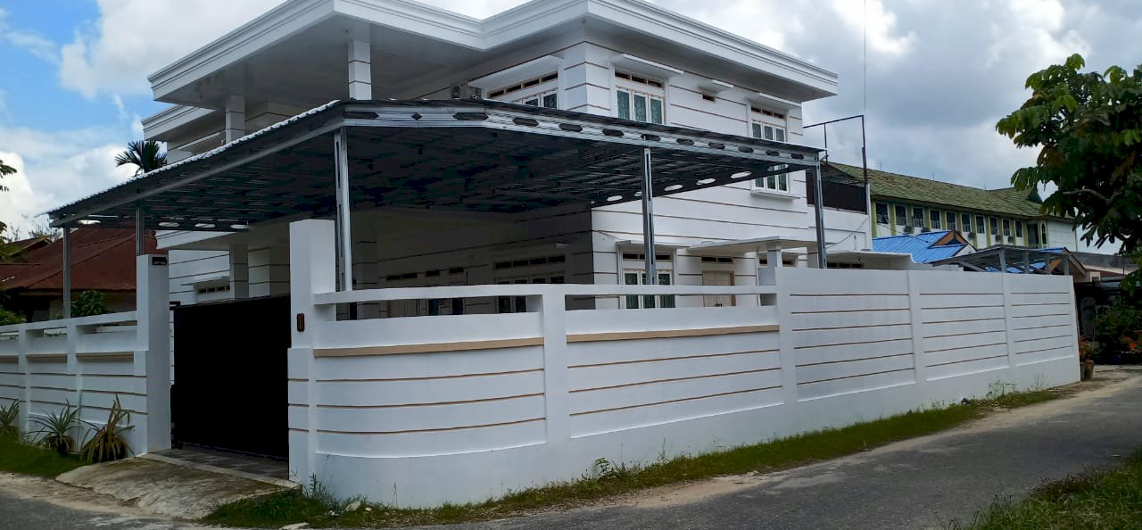 DI JUAL RUMAH DENGAN FASILITAS LENGKAP DAN STRATEGIS PEKANBARU RIAU