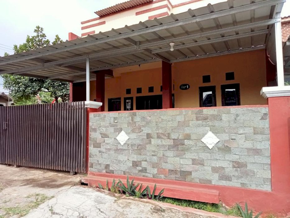 Rumah strategis pinggir jalan utama komplek, cocok untuk usaha