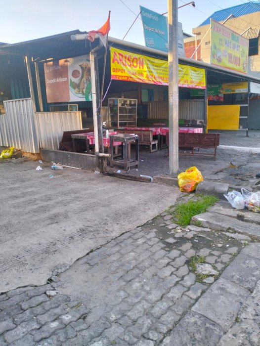 Ruko yg terdiri 3 pintu depan ganding dan rumah 2 buah  dibelakangnya