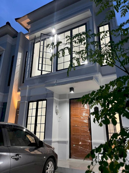 Rumah Cantik 2 Lantai Dekat Stasiun Kereta  Api
