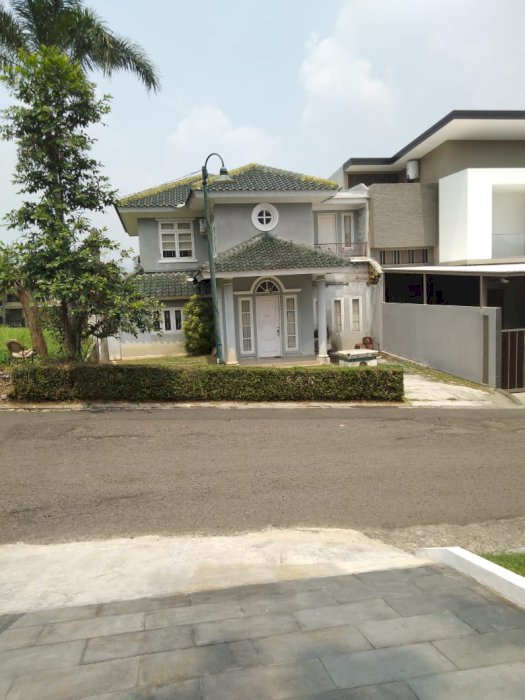 Rumah klasik standart lokasi bagus harga murah di Sentul city