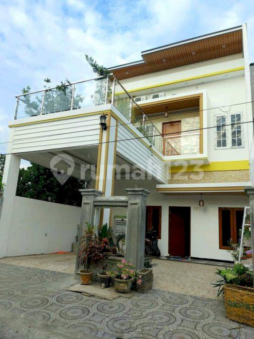 Rumah mewah dengan kolam renang pribadi lokasi strategis daerah jln