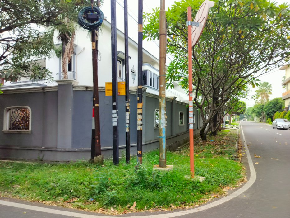 Rumah huk dekat jalur lrt dan dekat fasum2 dan Jalan 2 Jalur yg lebar