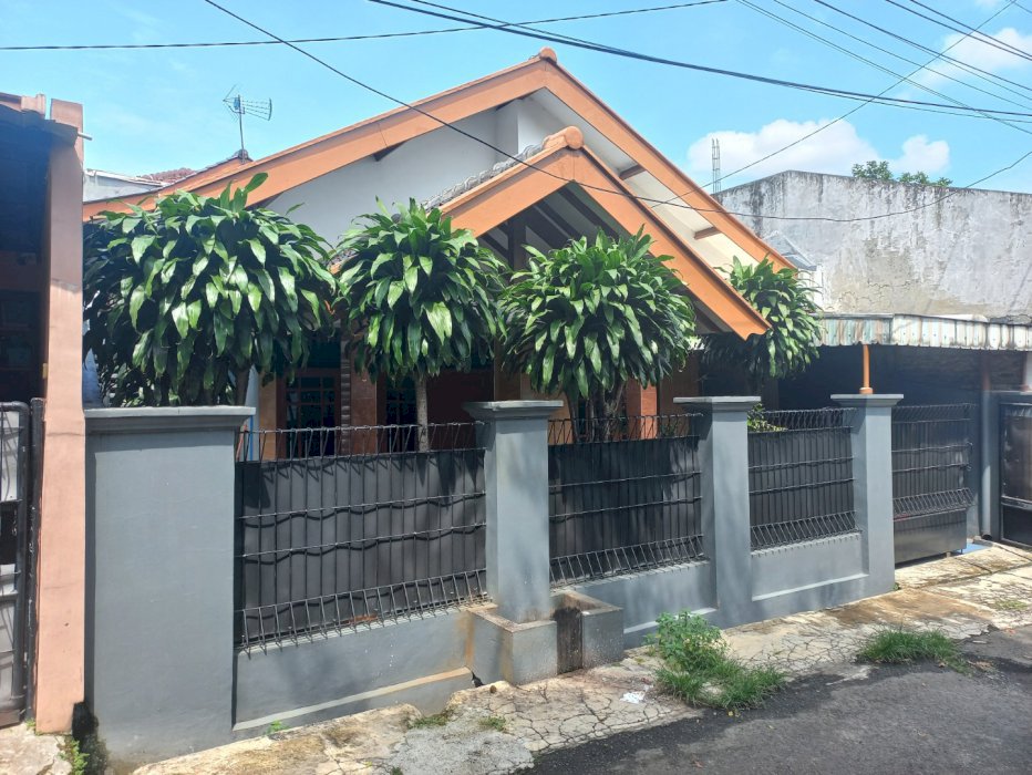 Dijual rumah luas 160 m2 dengan lokasi strategis pinggir tol Jatiasih