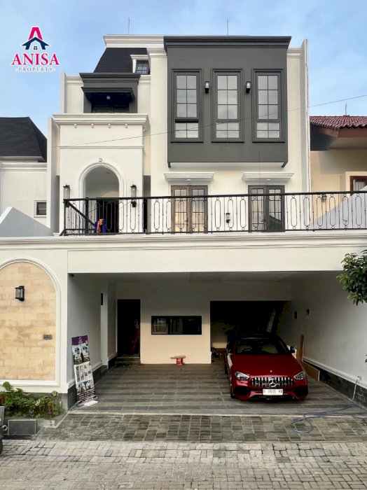 LUXURY HOME WITH SWIMMING POOL + BACKYARD AND ATTIC ROOM