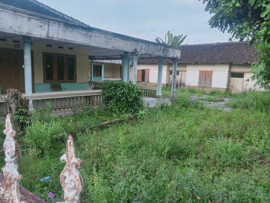 Rumah mewah siap huni tinggal bersihkan saja & renov sedikit