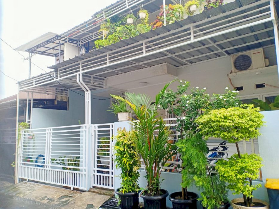 Jual CEPAT Rumah Bagus 2 lantai, baru renovasi!