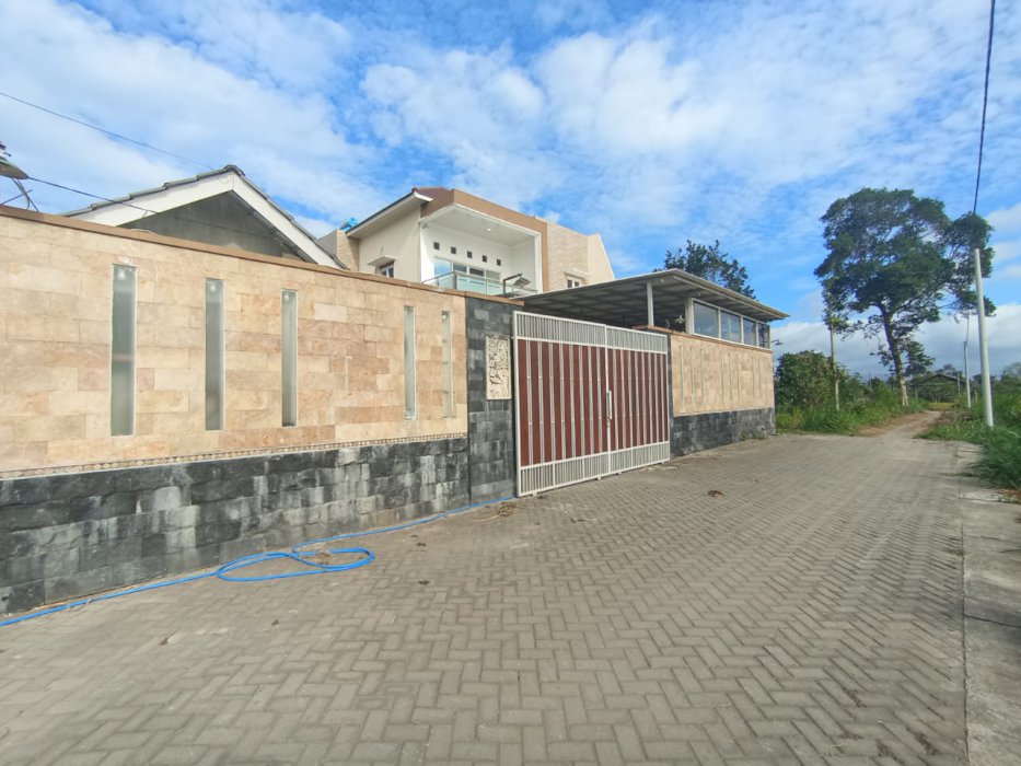 Rumah Mewah berkonsep villa Di Blitar,Kandang Kambing dan Lahan