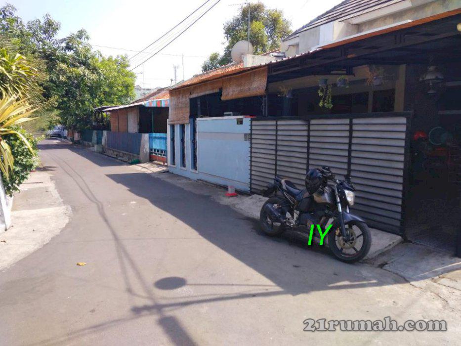 Rumah Second Luas Dekat Luwes Gentan Lingkungan Perumahan