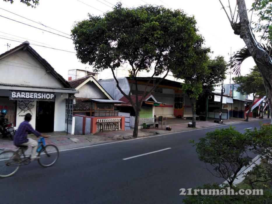 Di jual rumah di jalan protokol, pusat Kota Banyuwangi lokasi sangat strategis
