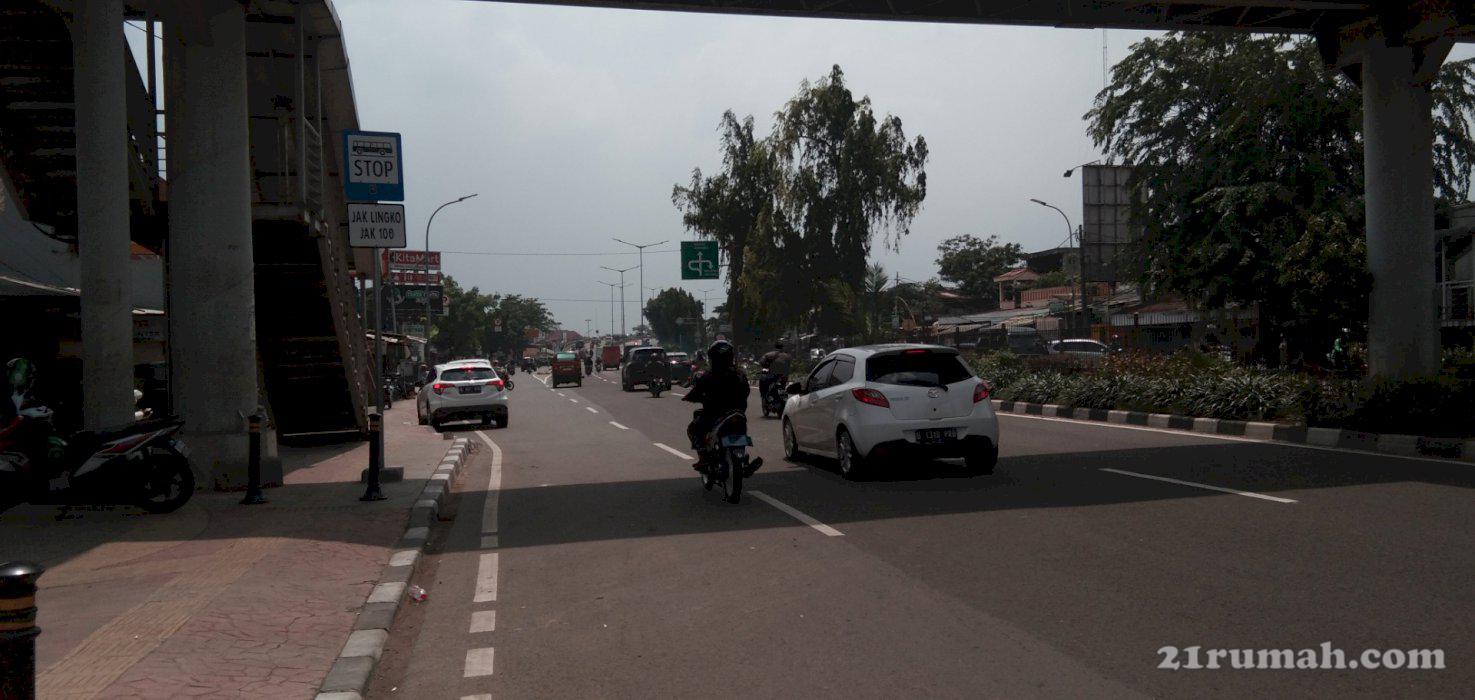 Ruko pinggir jalan raya ramai
