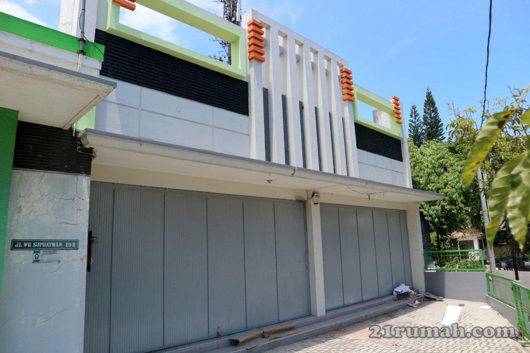 Di kontrakkan TOKO strategis tengah kota, pinggir jalan besar.