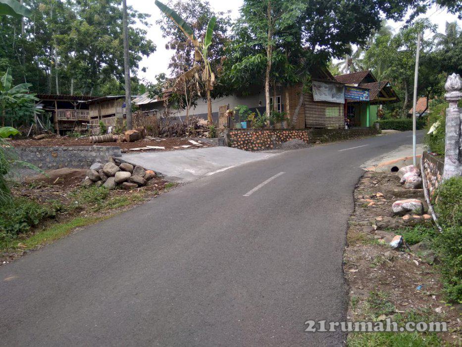 tanah pinggir jalan aspal