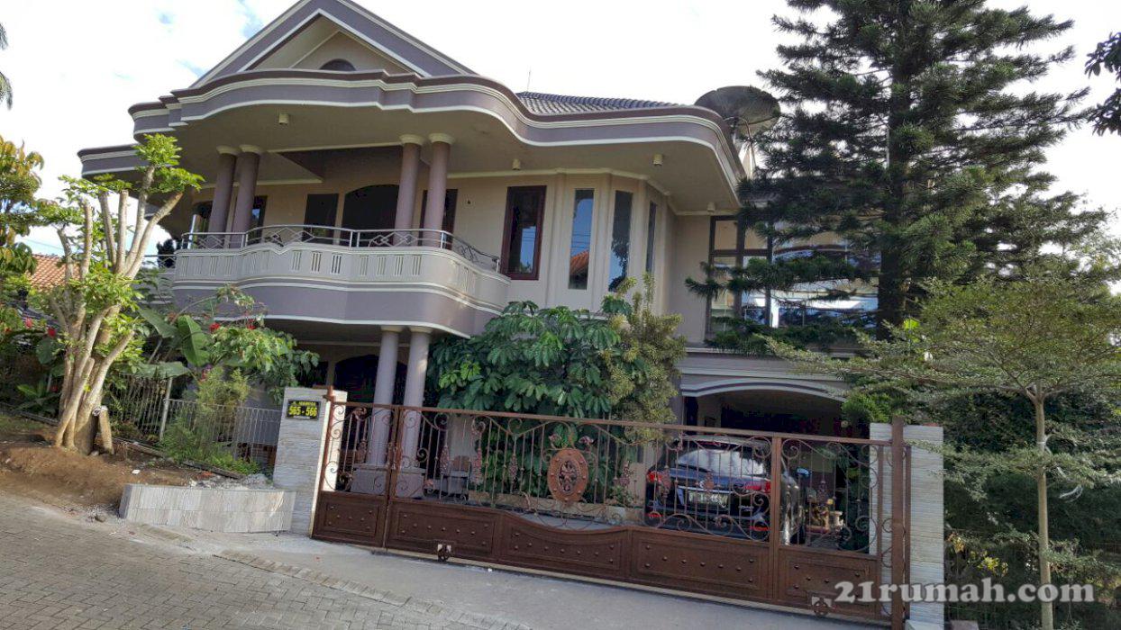 Rumah villa mewah di kota wisata batu