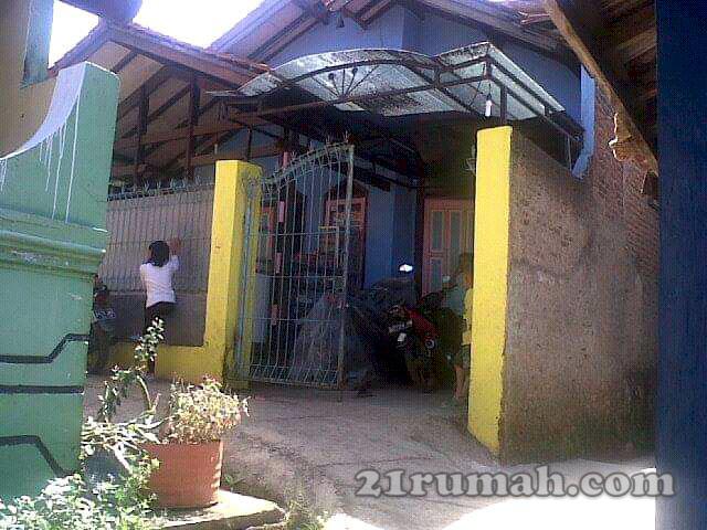 Rumah keluarga dan 3 kosan