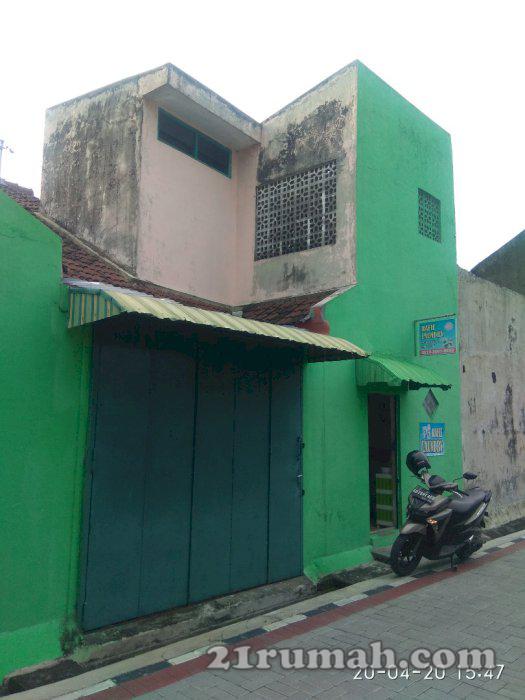 Rumah tinggal tengah kota solo, 2 muka hadap barat/timur, bisa usaha kost