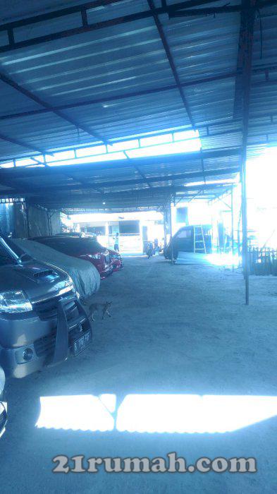 Rumah ada lokasi parkir mobil
