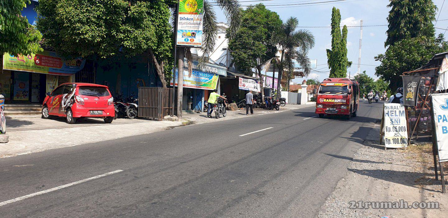Rumah 3 lantai dan tempat usaha di tengah Kota Solo