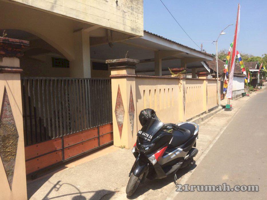 Rumah besar  dan halaman luas