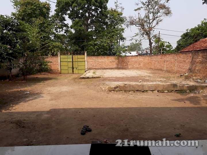 Rumah di kawasan stategis dengan halaman luas cocok di jadikan tempat usaha