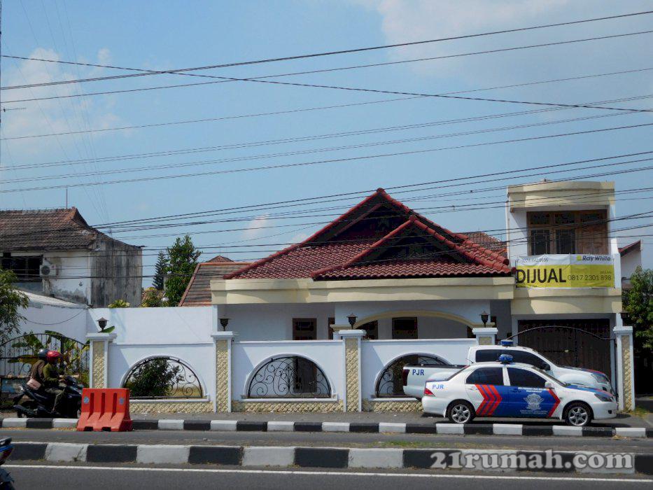 Rumah Mewah Pinggir Ringroad Utara Dekat Lottemart