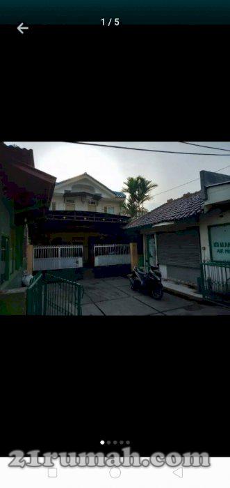 Rumah Induk dengan Tiga kios 