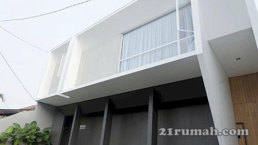 Rumah minimalis dan ruang usaha (saat ini showroom) di area buahbatu Bandung