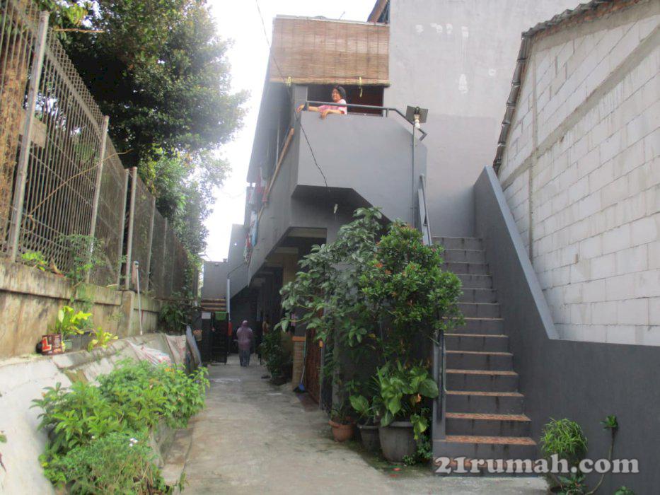 Dijual Rumah+5 Kontrakan (Bebas Banjir, Udara Sejuk Depan Taman Kavling