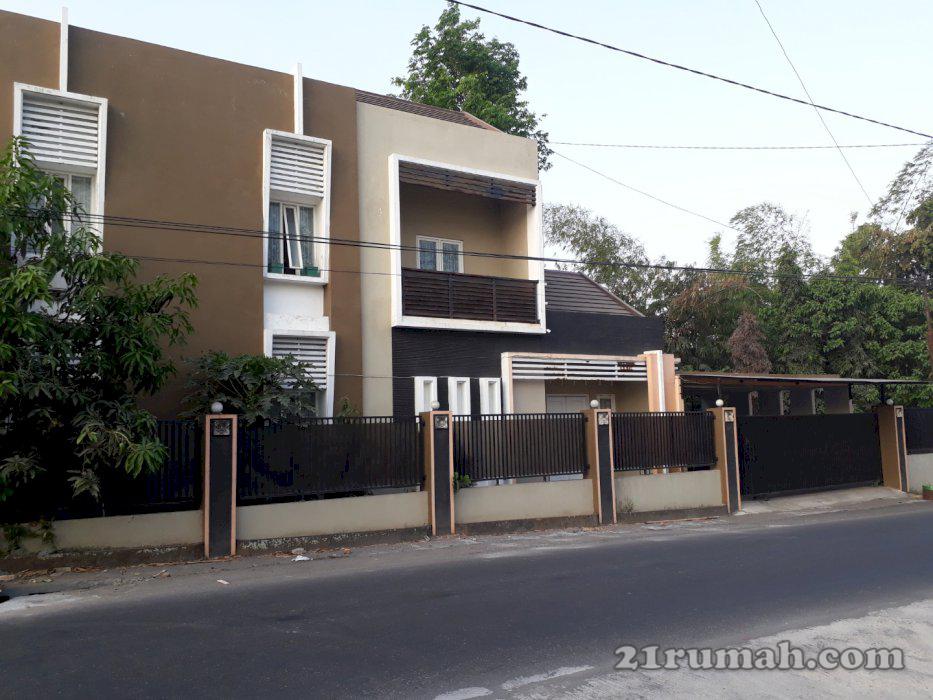 Rumah Pinggir jalan aspal depan Lab UGM